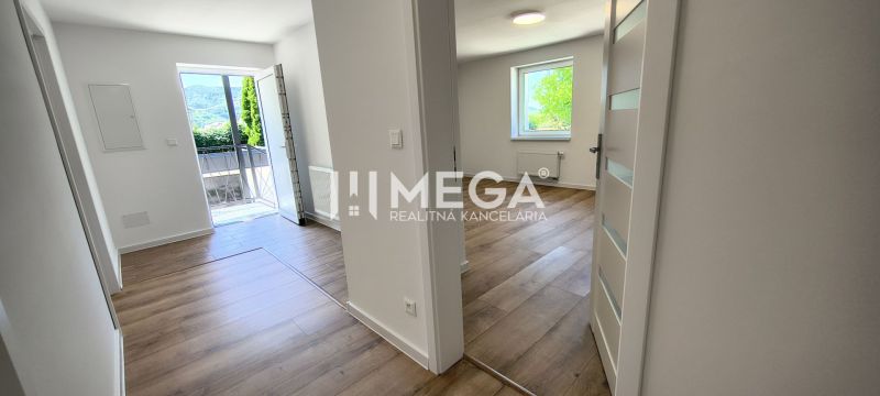 Chodba ve 4-pokojovém bytě s podlahou s dřevěným dekorem a prosvětlením.