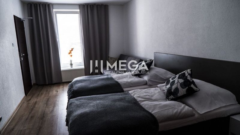 Pokoj v hotelu se dvěma postelemi, dekoracemi a podlahou s dřevěným dekorem.