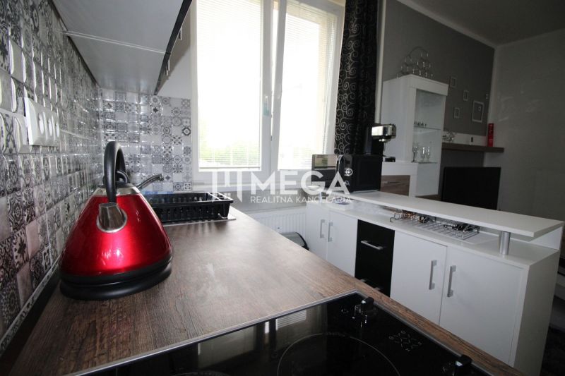 Kuchyňská linka s dekoračními obklady a spotřebiči v Rekreačním apartmánu.