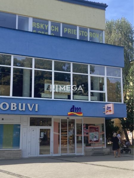 Obchod se smíšeným zbožím na náměstí Svobody v Humenném s nástavbou kanceláří.