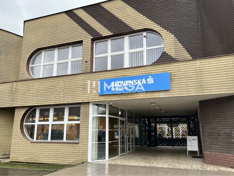 Exteriér kanceláří na Hlavní ulici ve Stropkově s dominantními oblými okny.