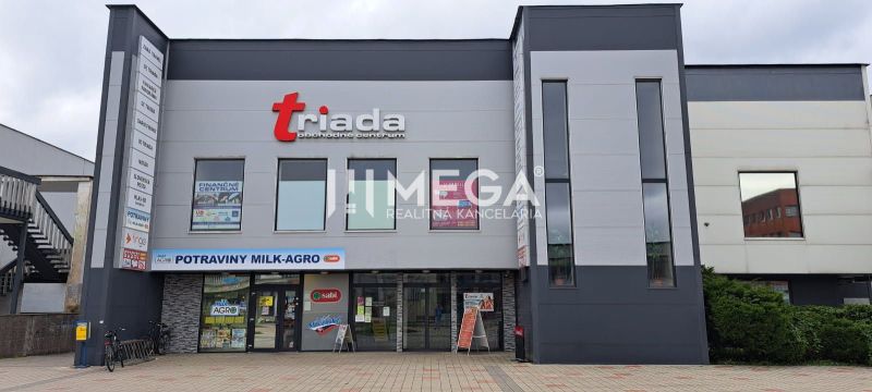 Obchodní centrum s kancelářemi na Náměstí svobody v Humenném.