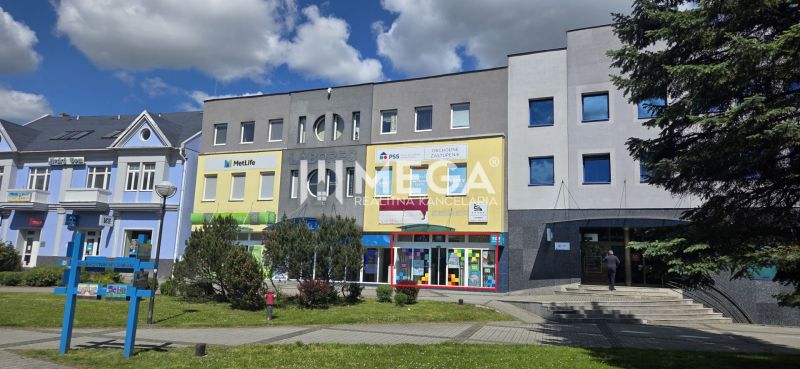 Obchodní prostory na Náměstí svobody v Humenném, moderní fasády a výkladní okna.