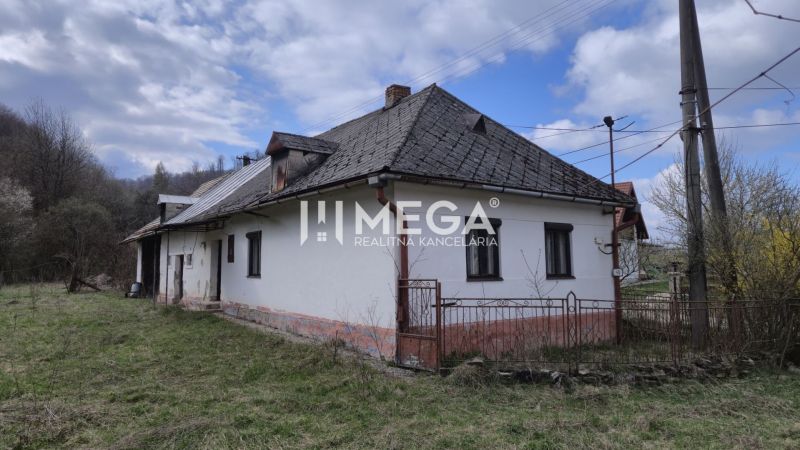 Rodinný dům v Čabinách, ulice Čabiny, s tradiční architekturou a okolní přírodou.