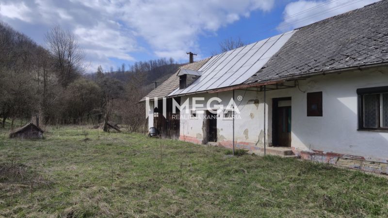 Rodinný dům v Čabinách na ulici Čabiny, obklopený přírodou s jarní atmosférou.