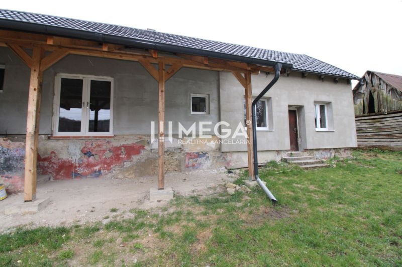 Rodinný dům v Pakostově s nezateplenou fasádou a trámovou verandou na ulici Pakostov.