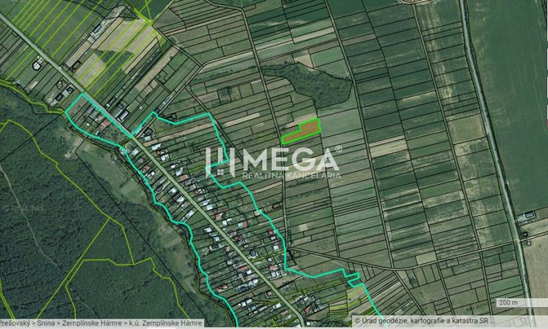 Mapa pozemků pro bydlení v obci Zemplínske Hámre, zobrazuje parcelní rozdělení krajiny.