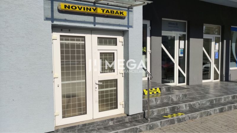 Obchodní prostory na ulici Osvoboditelů v Humenném s nápisem „Noviny Tabák“.