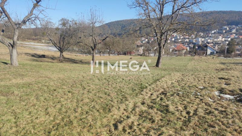 Pozemky - bydlení na Brestovské ulici v Humenném, s výhledem na město a stromy.