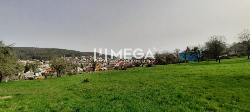 Pohled z Brestovské ulice na Rodinné domy v Humenném obklopené zelení a přírodou.