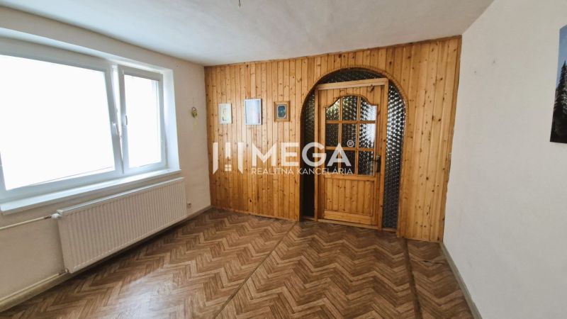 Interiér s podlahou s dřevěným dekorem a dveřmi v rodinném domě.
