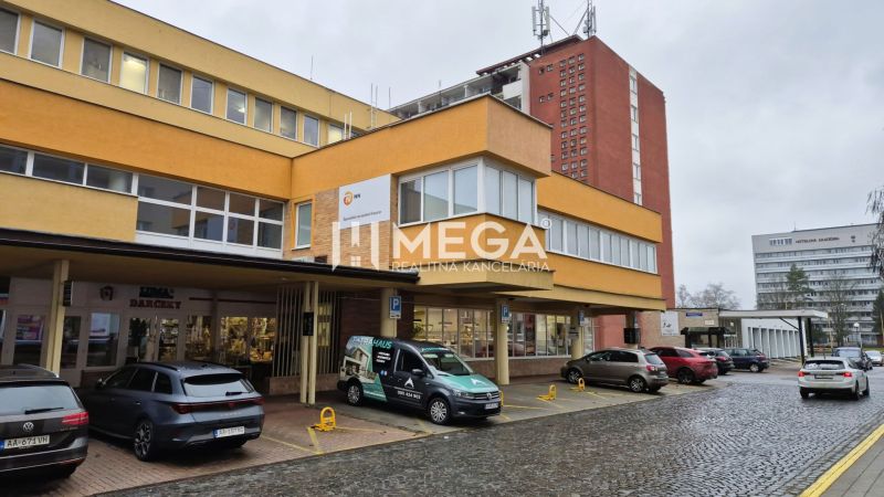 Budova s kancelářemi a parkovištěm na ul. 26. listopadu v Humenném.