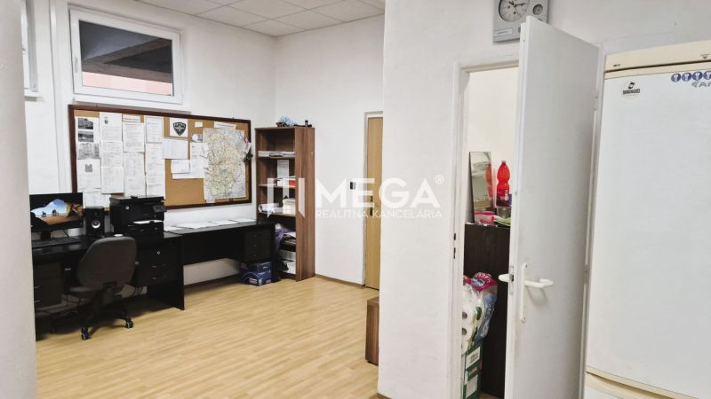 Kanceláře s pracovním stolem a dekorativní podlahou působí prakticky zařízené.