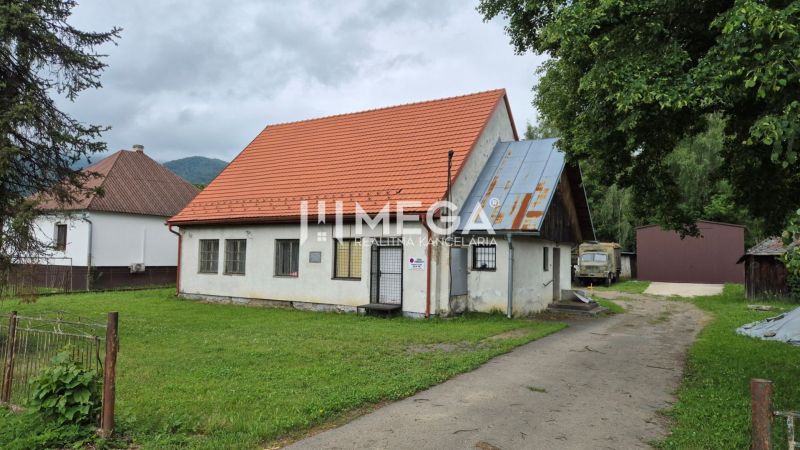 Obchodní prostory v Zboji s travnatým dvorem a starším přízemním domem.