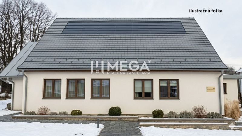 Obchodní prostory v Zboji s fotovoltaikou na střeše a zasněženým prostředím.