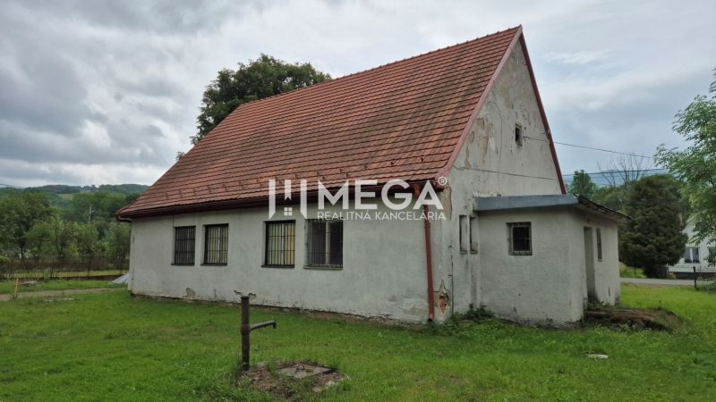Obchodní prostory v Zboji s venkovským domkem a zahradou v přírodním prostředí.