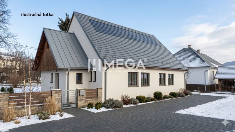 Dům s moderní střechou a zahradou v zasněženém Zboji, vhodný pro obchodní prostory.