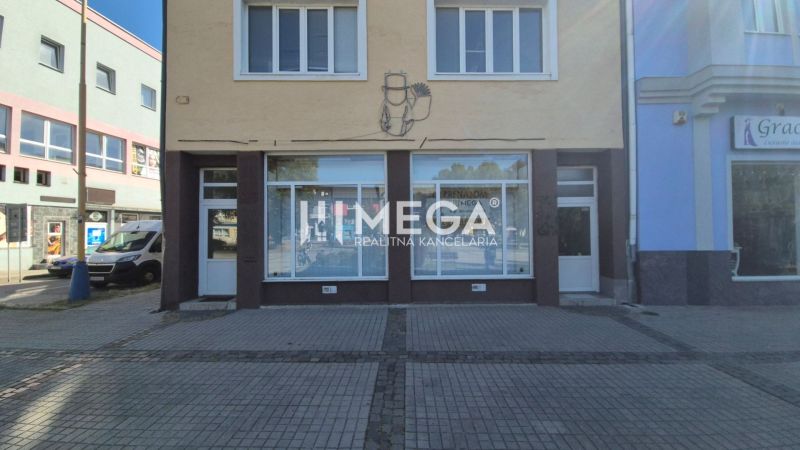 Obchodní prostory na Náměstí Svobody v Humenném s výlohou a vstupními dveřmi v přízemí.