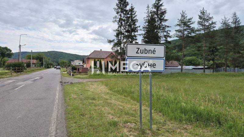 Krajina v Zubnom s cestou a zelenými pozemky na bydlení.