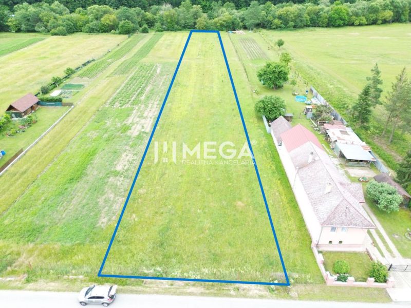 Pozemky - bydlení v Zubním, velká parcela, obklopená přírodou a budovami.
