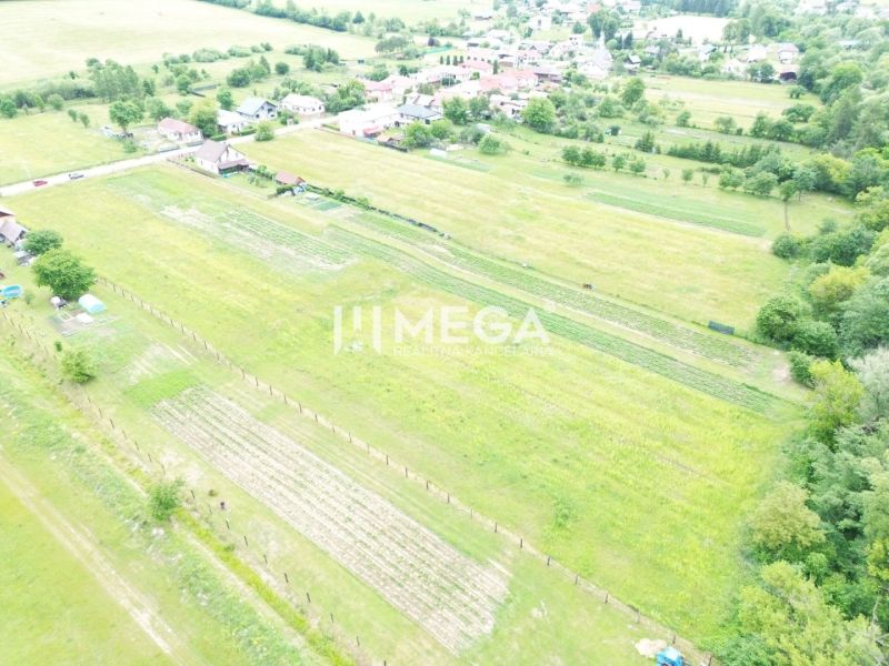 Letecký pohled na Pozemky - bydlení v Zubním s okolní přírodou a domy.