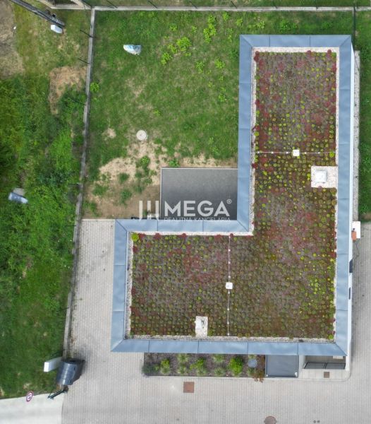 Rodinný dům na Kaštanové ulici v Humenném se vegetační střechou a dvorem.