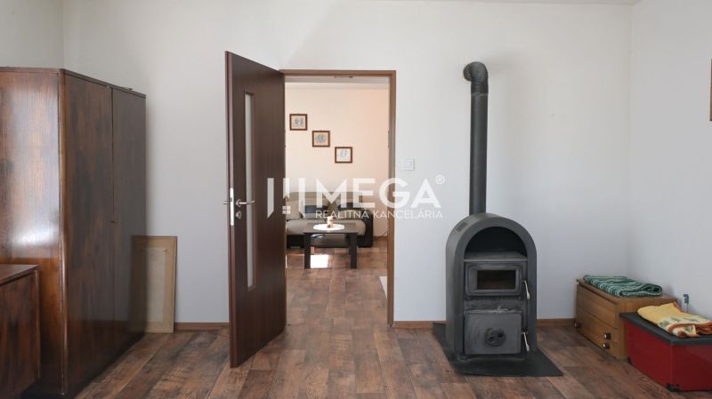 V rodinném domě jsou kamna, skříně, dveře a podlaha s dřevěným dekorem.