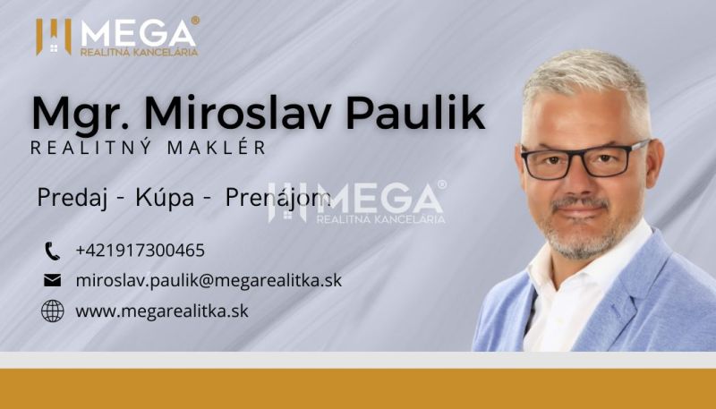 Vizitka realitního makléře s kontaktními informacemi a logem kanceláře.