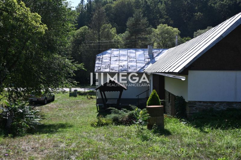 Rodinný dům v Kolbasově obklopený zelení a trávníkem na ulici Kolbasov.