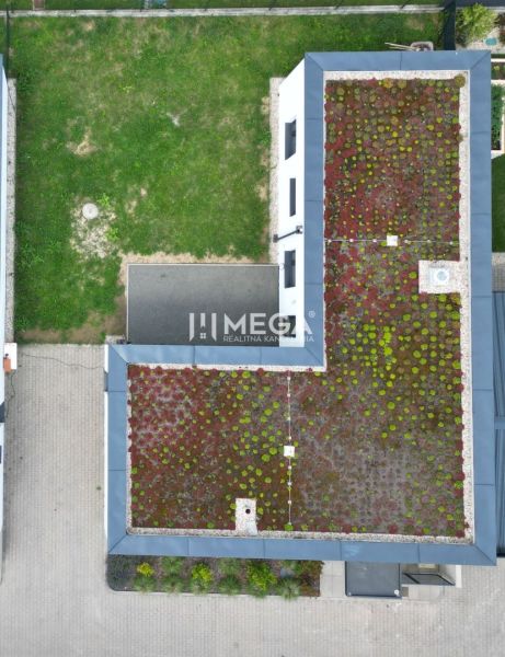 Rodinný dům na Kaštanové ulici v Humenném s vegetační střechou a přilehlým dvorem.