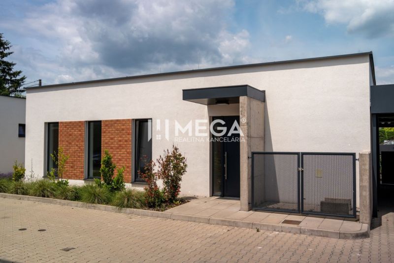 Rodinný dům na Kaštanové ulici v Humenném s moderní fasádou a pěknou zahradou.