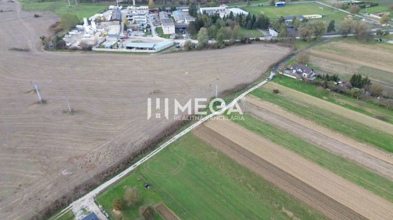 Letecký pohled na pole a průmyslovou oblast v Jasenově na ulici Jasenov.