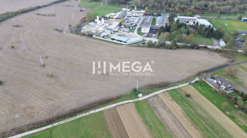 Letecký pohled na průmyslovou zónu u ulice Jasenov ve městě Jasenov.