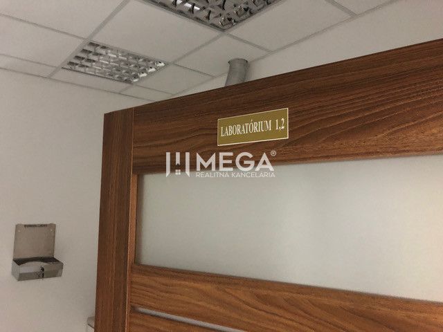 Dveře označené jako 