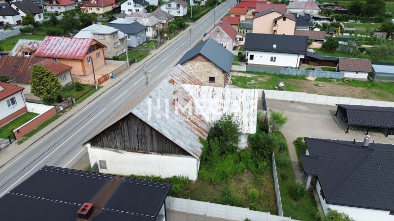 Ulice Míru ve Stakčíně s obchodními prostory a okolními domy.