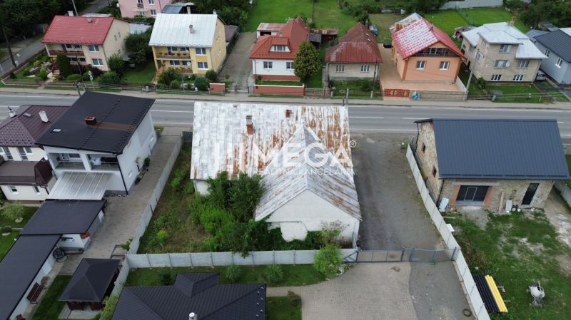 Pohled na budovy na ulici Míru ve Stakčíně obklopené zelení, vhodné pro obchodní prostory.