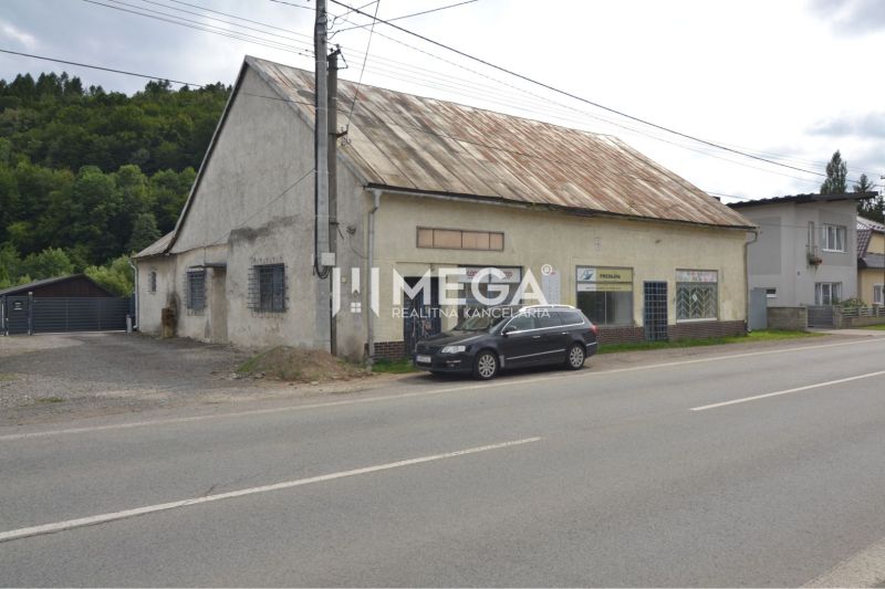Obchodní prostory na ulici Míru ve Stakčíně, u cesty a zaparkované auto.