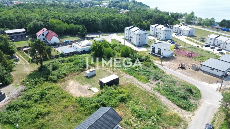 Pozemky - bydlení, Klokočov, Klokočov; výhled na přírodu a okolní budovy.