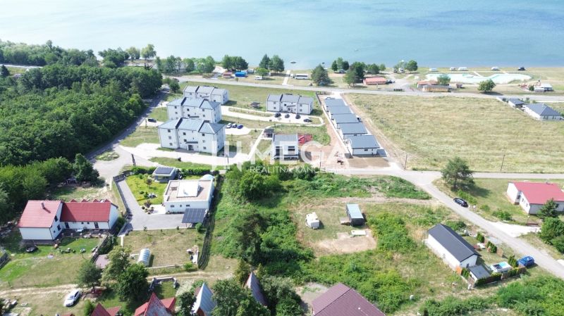 Letecký pohled na Pozemky - bydlení v Klokočově u vody a lesů.