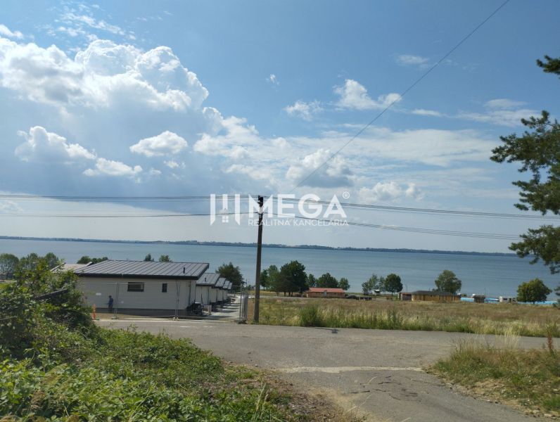 Výhled na jezero v Klokočově z pozemků na bydlení na ulici Klokočov.