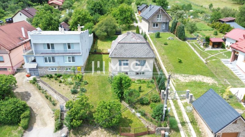 Rodinný dům na Jesenského ulici v Snině obklopený zahradou a okolními domy.