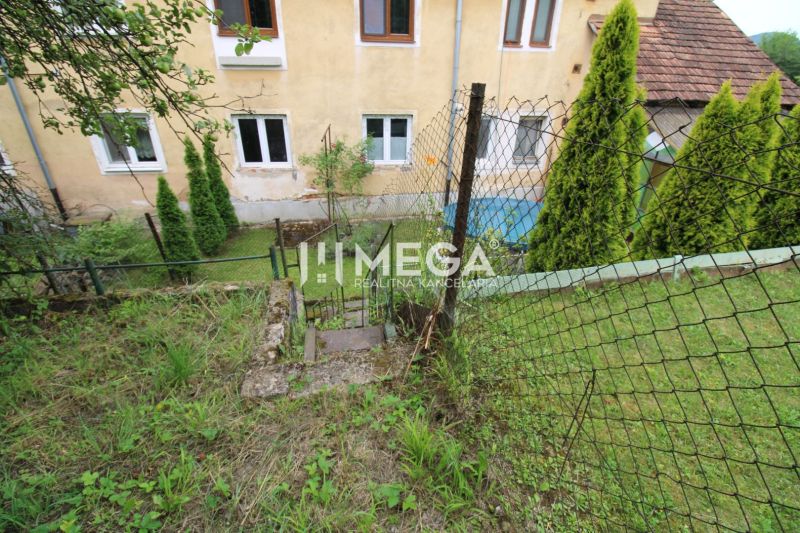 Dvůr s rostlinami u bytu s 5 a více pokoji na Gagarinově ulici v Snině.