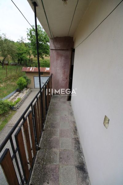 Balkon s výhledem na zahradu u 5 a více pokojového bytu na Gagarinově ulici v Snině.