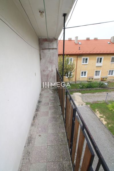 Balkon 5 a vícepokojového bytu na Gagarinově ulici v Snině.
