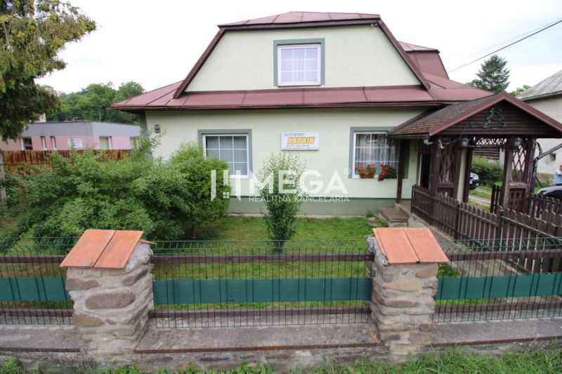 Rodinný dům v Uliči na adrese Ulič 131 s předzahrádkou a dřevěnou bránou.