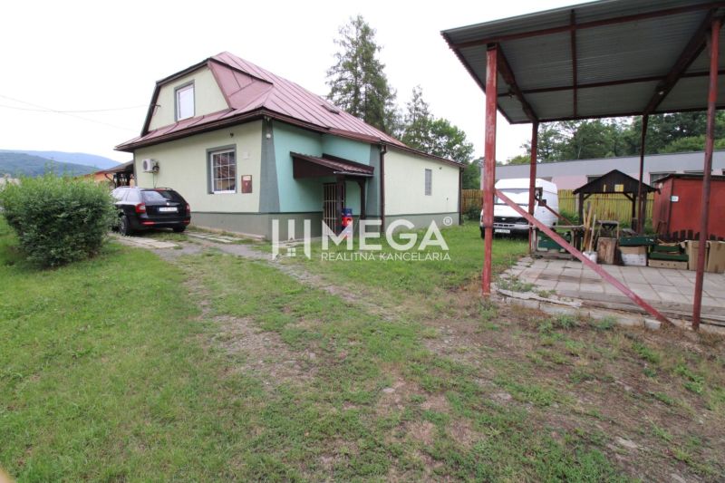 Rodinný dům na ulici Ulič 131, se zahradou, autem a přístřeškem.