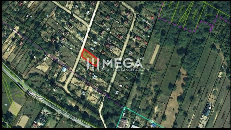 Mapa parcel v Zahradách Snina se zvýrazněným pozemkem a okolím na Jesenského ulici.