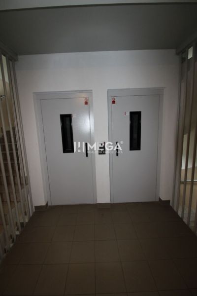 Dvojice výtahů v bytovém domě na Palárikově ulici v Snině.