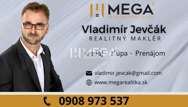Vizitka s kontaktem na realitního makléře a logem Mega realitní kanceláře.