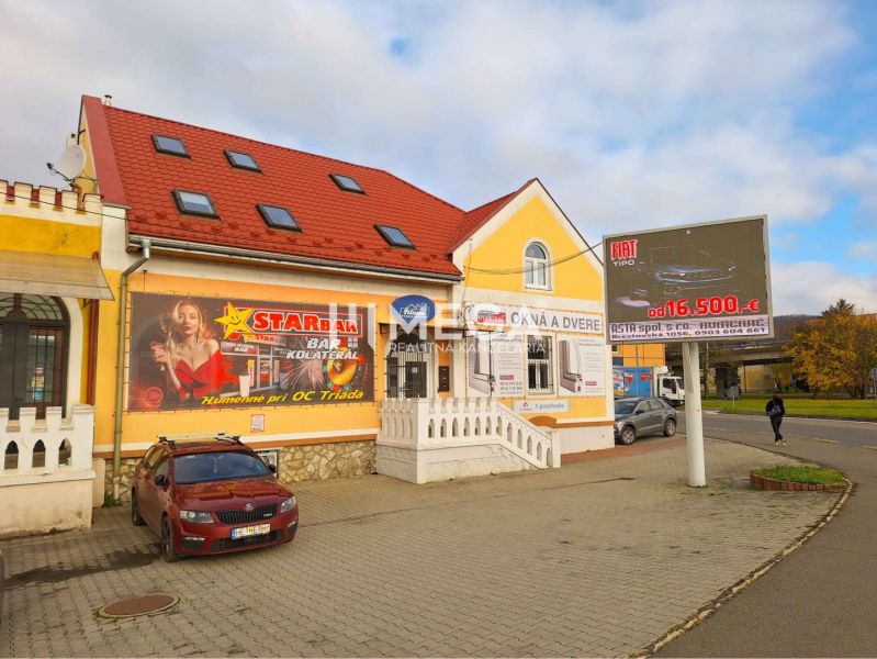 Budova s reklamami na Stanické ulici v Humenném, vedle kanceláří.